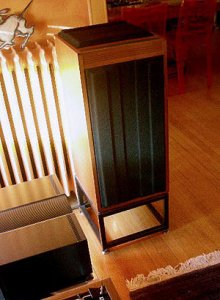 Linn_Isobarik_DMS_loudspeaker_(with_in-built_crossover)_in_a_domestic_setting.jpg