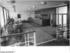 Bundesarchiv_Bild_183-C0325-0007-005,_Berlin,_Hohenschönhausen,_Dynamo-Sporthotel,_Foyer.jpg