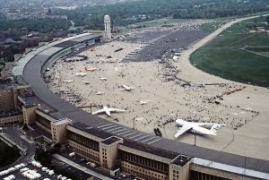 1024px-FlughafenBerlinTempelhof1984.jpg