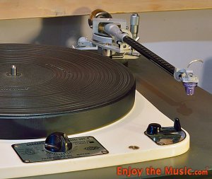 Audiomods_Series_Six_Tonearm_turntable_2953_close.jpg