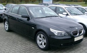 800px-BMW_E60_front_20071104.jpg