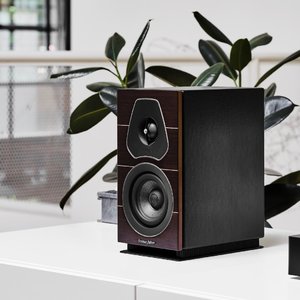 Sonus_Faber_Lumina_I_Wenge_Lifestyle_MC1.jpg