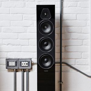 Sonus_Faber_Lumina_III_HighGloss_Black_Lifestyle_MC1.jpg