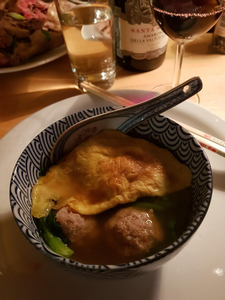 Suppe med egg dumplings og kjøttboller.png