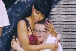 Nicki-Minaj-consoles-young-fan-on-stage.jpg