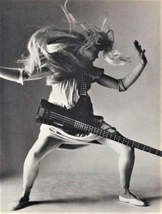 tina-weymouth-1980s-v0-d73urn8j0fib1.jpg